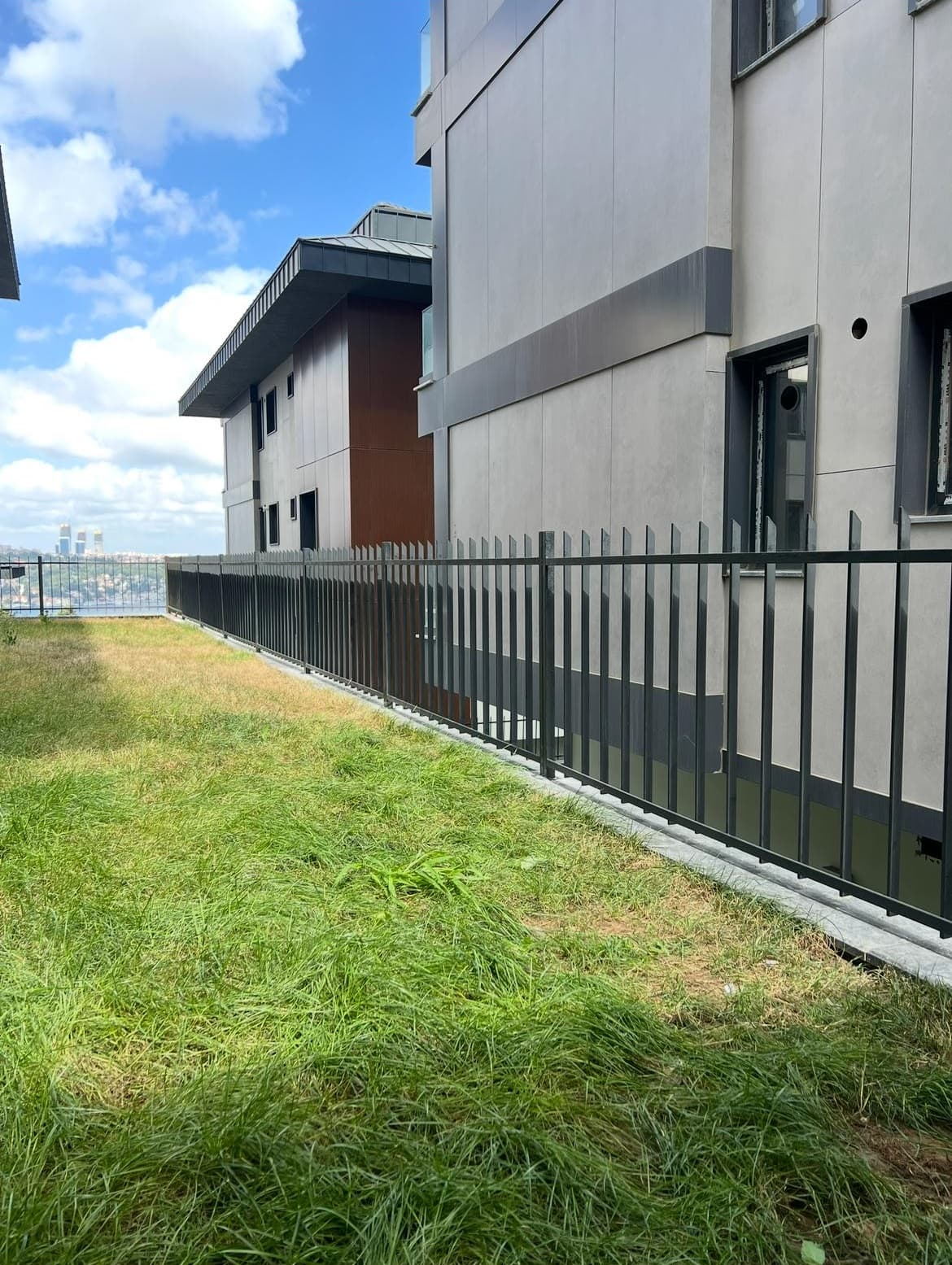 HGS Yapı 170 Metre Duvar Üstü Lama Korkuluk Projesi (Üsküdar/İstanbul)
