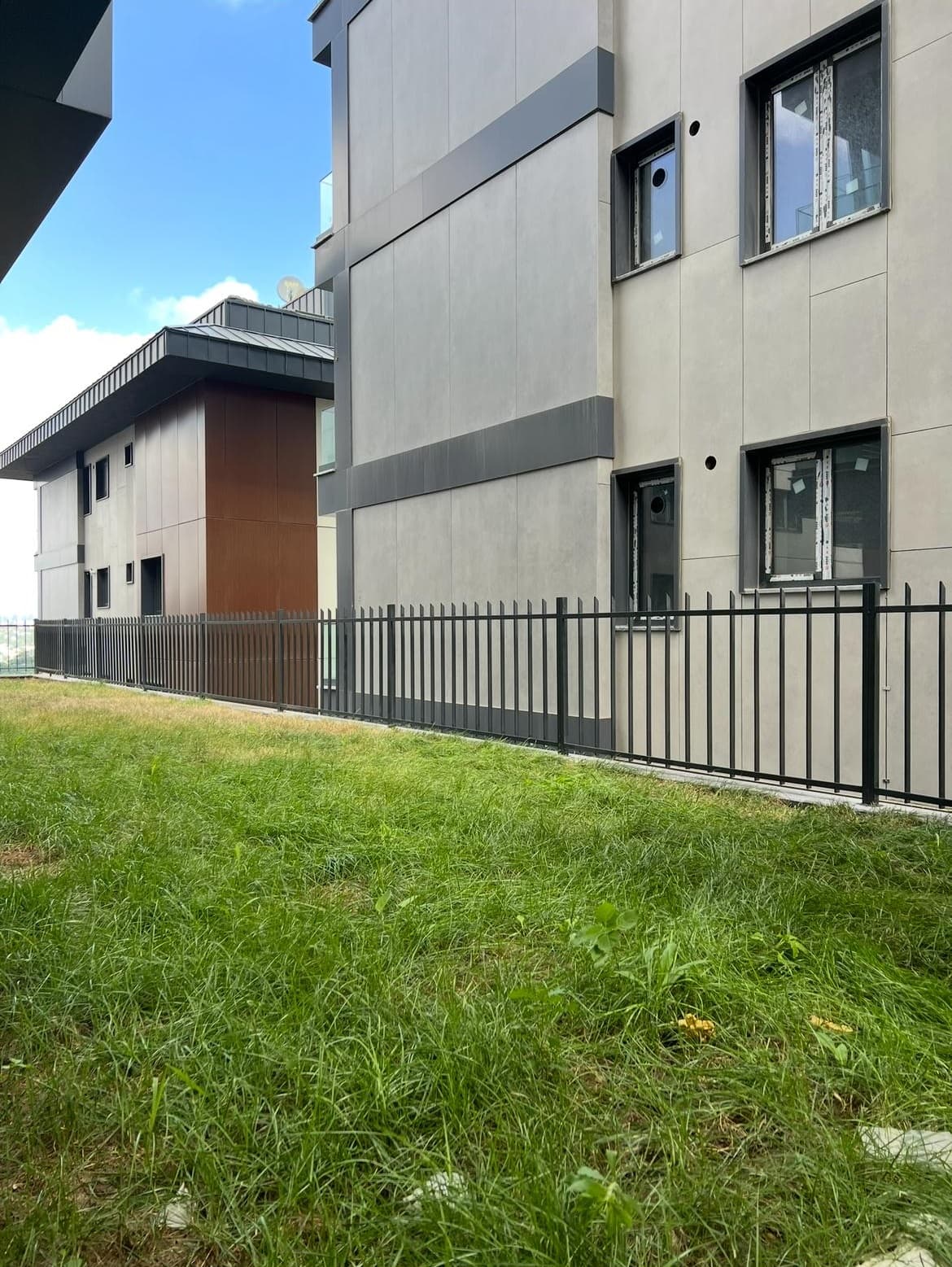 HGS Yapı 170 Metre Duvar Üstü Lama Korkuluk Projesi (Üsküdar/İstanbul) görsel 1