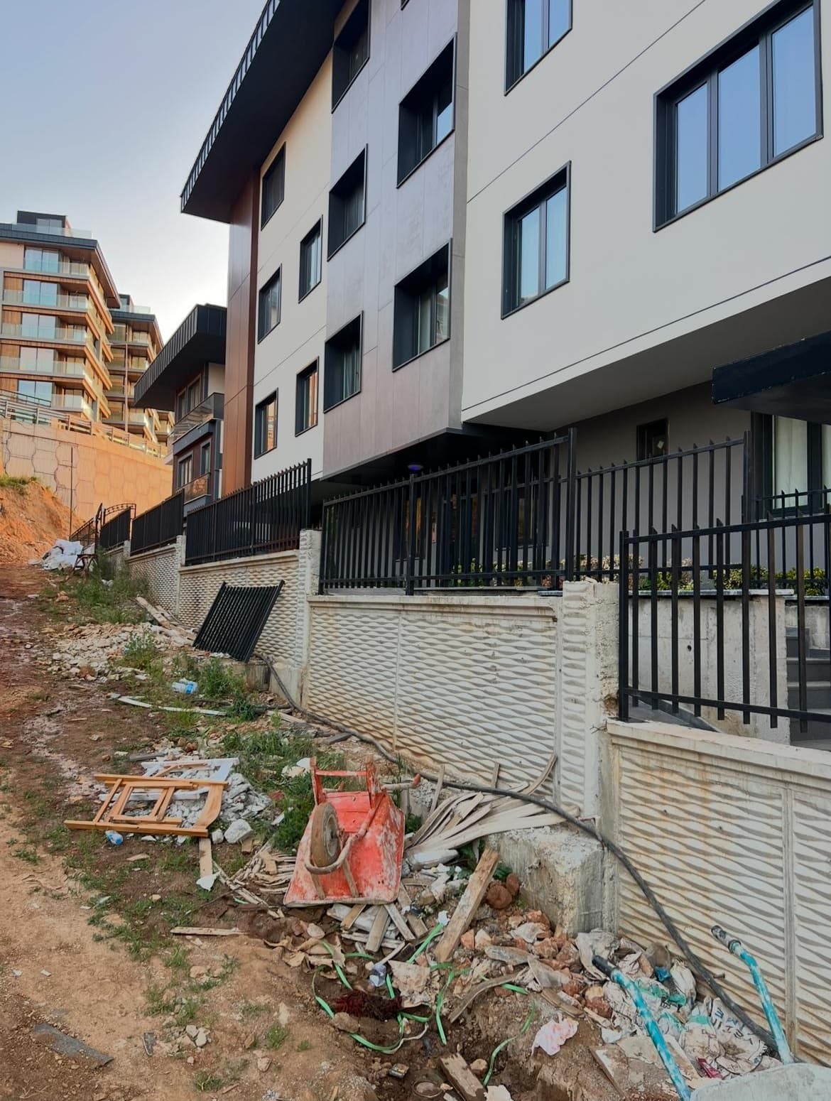 HGS Yapı 170 Metre Duvar Üstü Lama Korkuluk Projesi (Üsküdar/İstanbul) thumbnail 5
