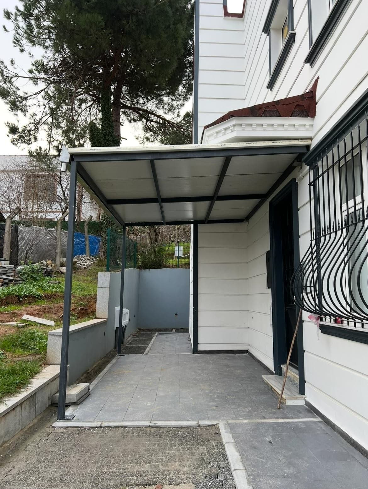 Kapı Üstü Sandviç Panel Sundurma Çatı Projesi (Çekmeköy/İstanbul) thumbnail 5