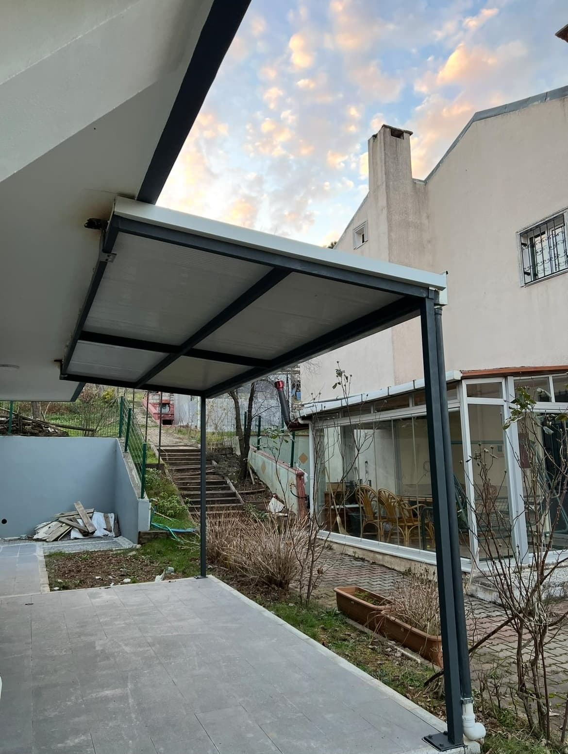 Kapı Üstü Sandviç Panel Sundurma Çatı Projesi (Çekmeköy/İstanbul) görsel 1