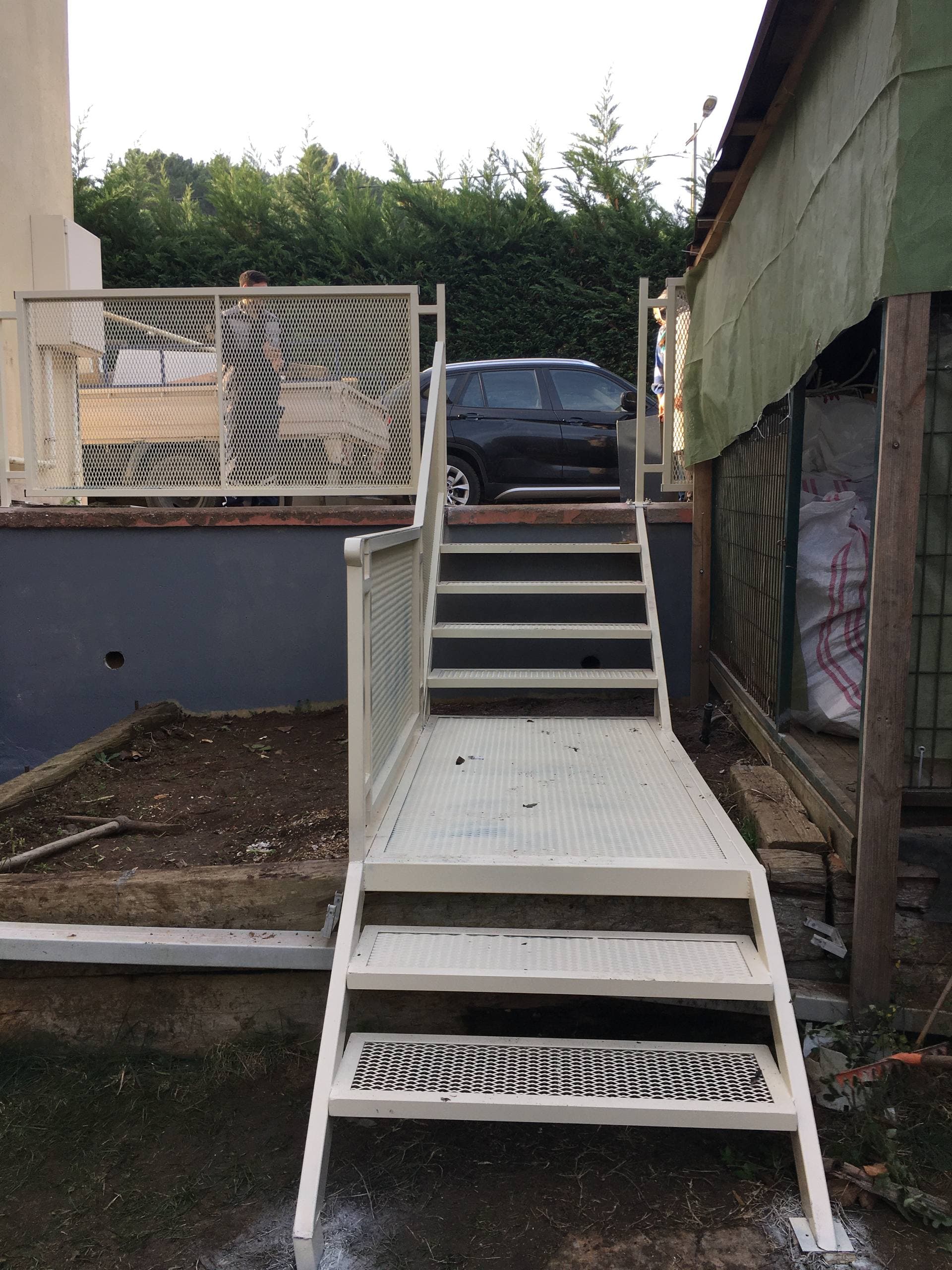  Özel Tasarım Genişletilmiş Saclı Çelik Merdiven Projesi (Çekmeköy/İstanbul)