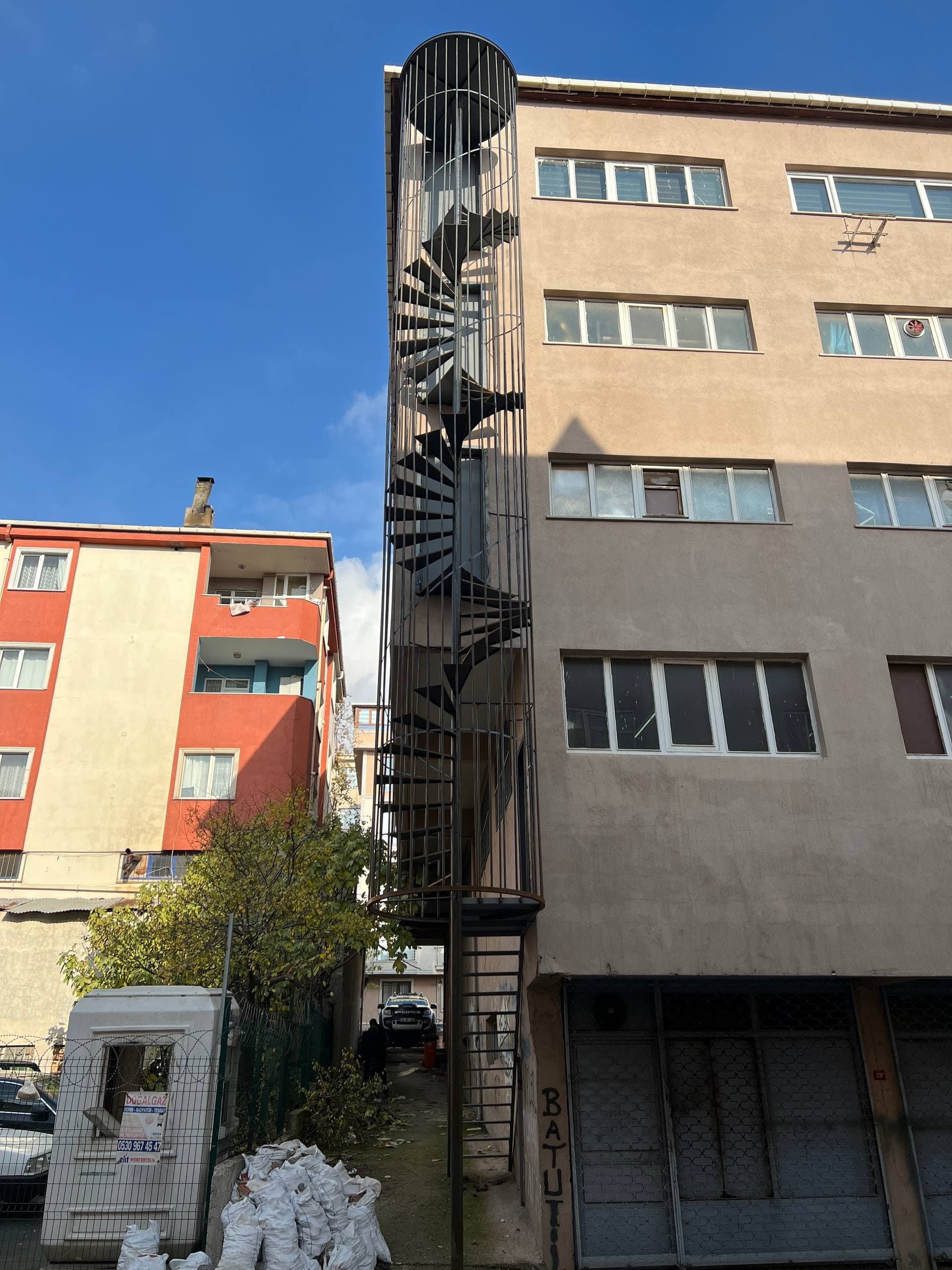 Genca Sandalye 5 Katlı Fabrika Döner Yangın Merdiveni Projesi (Ümraniye/İstanbul) görsel 1