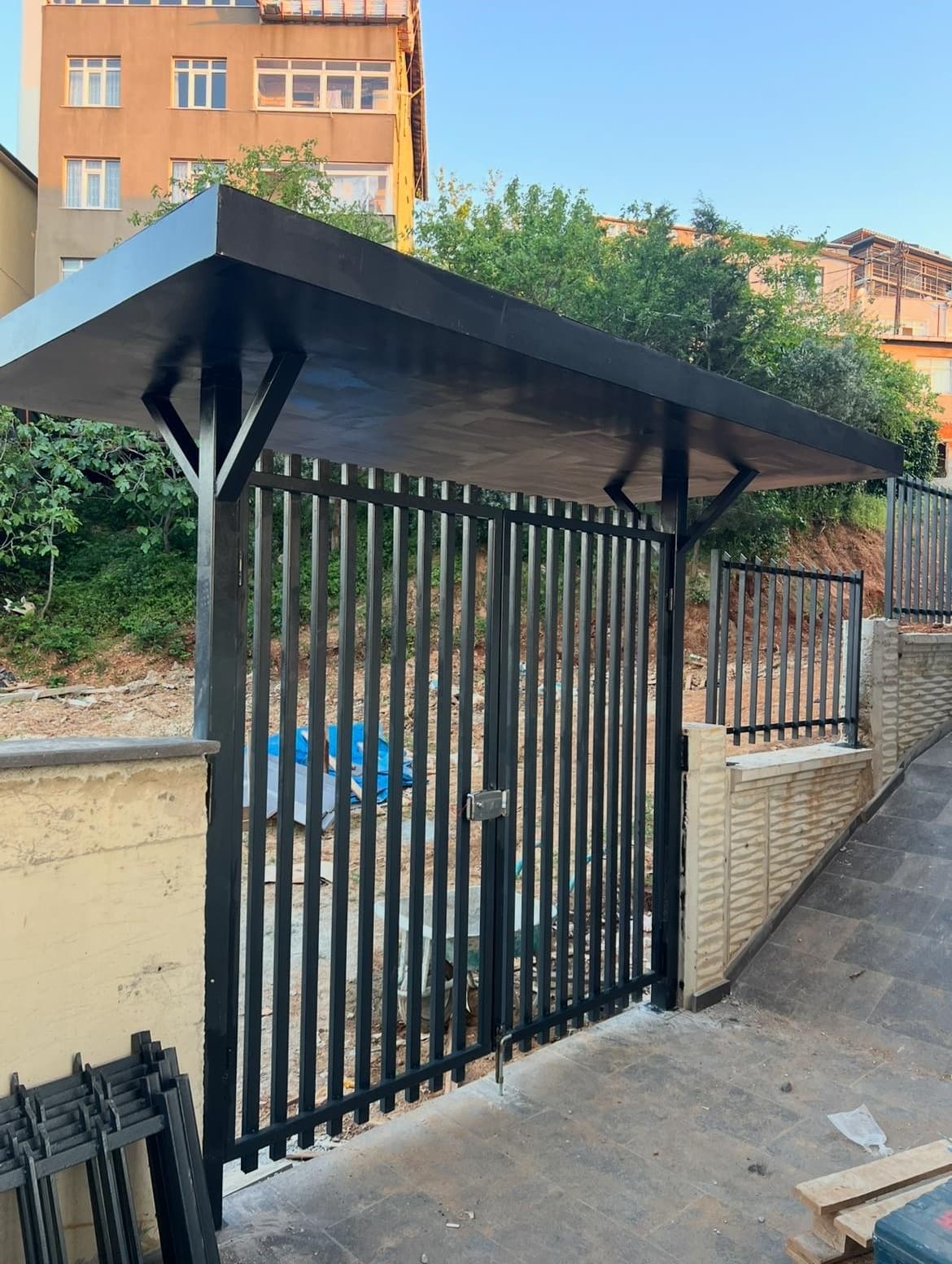 HGS Yapı Izgara Sistemli ve Tag Detaylı Site Giriş Kapısı Projesi (Üsküdar/İstanbul) görsel 1