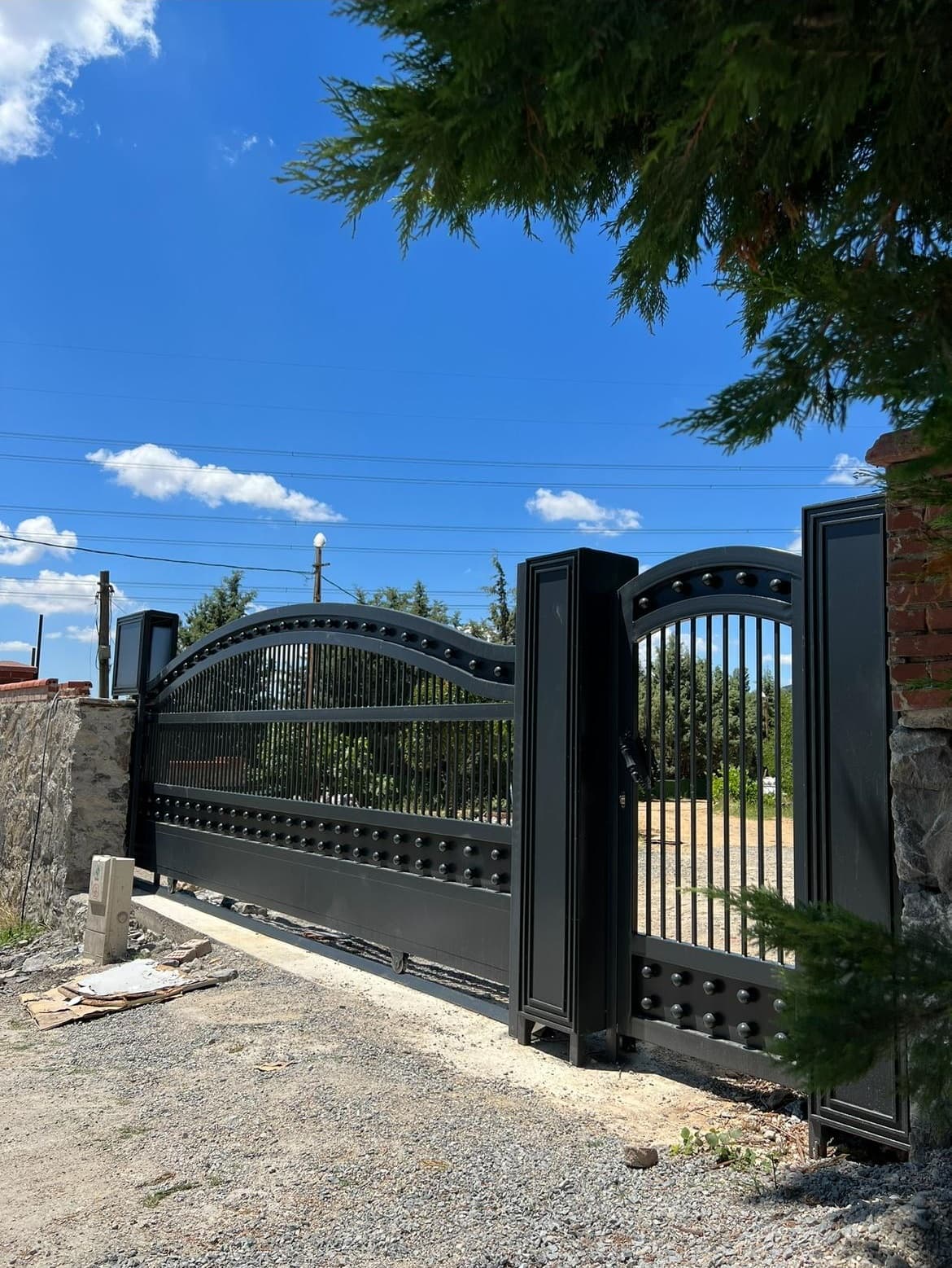 Otomatik Raylı Ferforje Bahçe Kapısı ve Yaya Girişi Projesi (Çekmeköy/İstanbul) görsel 1